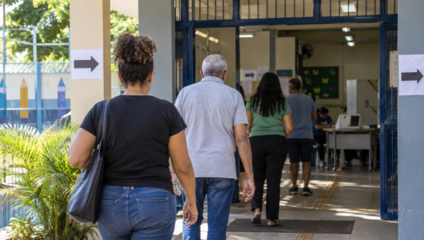 Eleitores chegam a escola pública preparada como local de votação no Distrito Federal