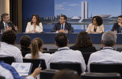 Debate sobre saúde pública com candidatos e profissionais da área em Brasília