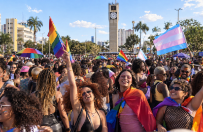 Público celebra a Parada do Orgulho LGBTQIAPN+ na Praça do Relógio, em Taguatinga