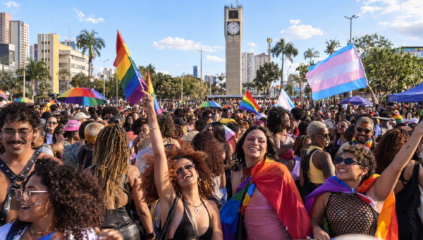 Público celebra a Parada do Orgulho LGBTQIAPN+ na Praça do Relógio, em Taguatinga