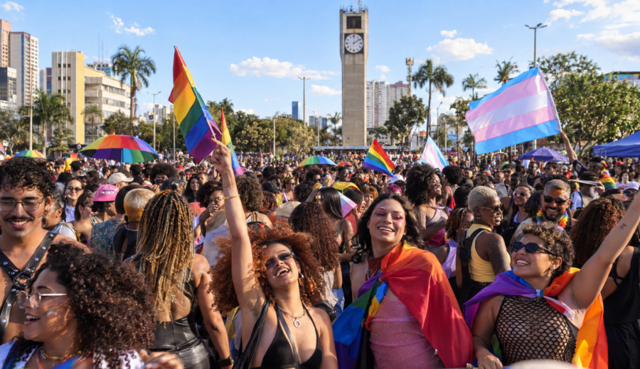 Público celebra a Parada do Orgulho LGBTQIAPN+ na Praça do Relógio, em Taguatinga