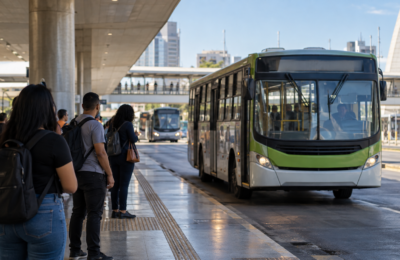 Passageiros aguardam ônibus em terminal de transporte coletivo do Distrito Federal