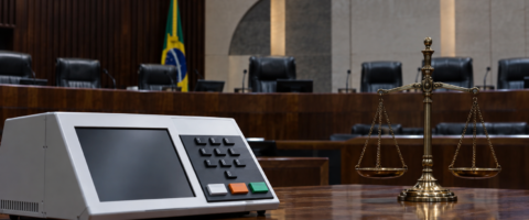 Urna eletrônica e balança da Justiça representam julgamento eleitoral no TSE