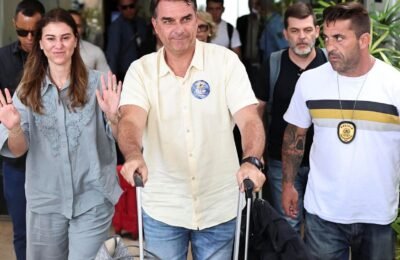 Ação Popular pede suspensão de salário do senador Flávio Bolsonaro