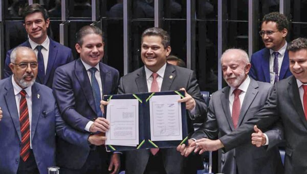 Alcolumbre homenageia Paim no fim da 6x1; entenda motivo