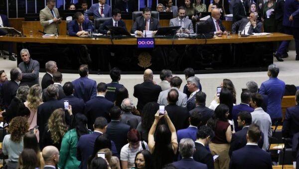 Alcolumbre marca votação da PEC pelo fim da 6x1 para quarta-feira