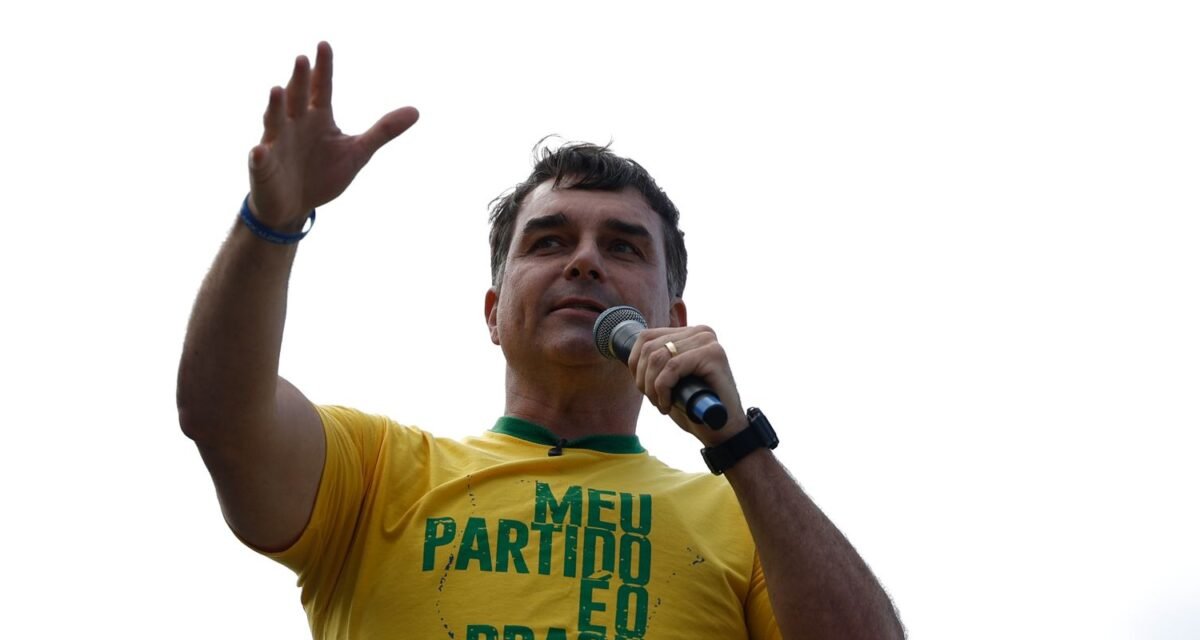 Aliado de Trump diz que Flávio Bolsonaro chegou aos EUA