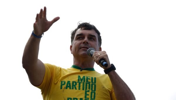 Aliado de Trump diz que Flávio Bolsonaro chegou aos EUA