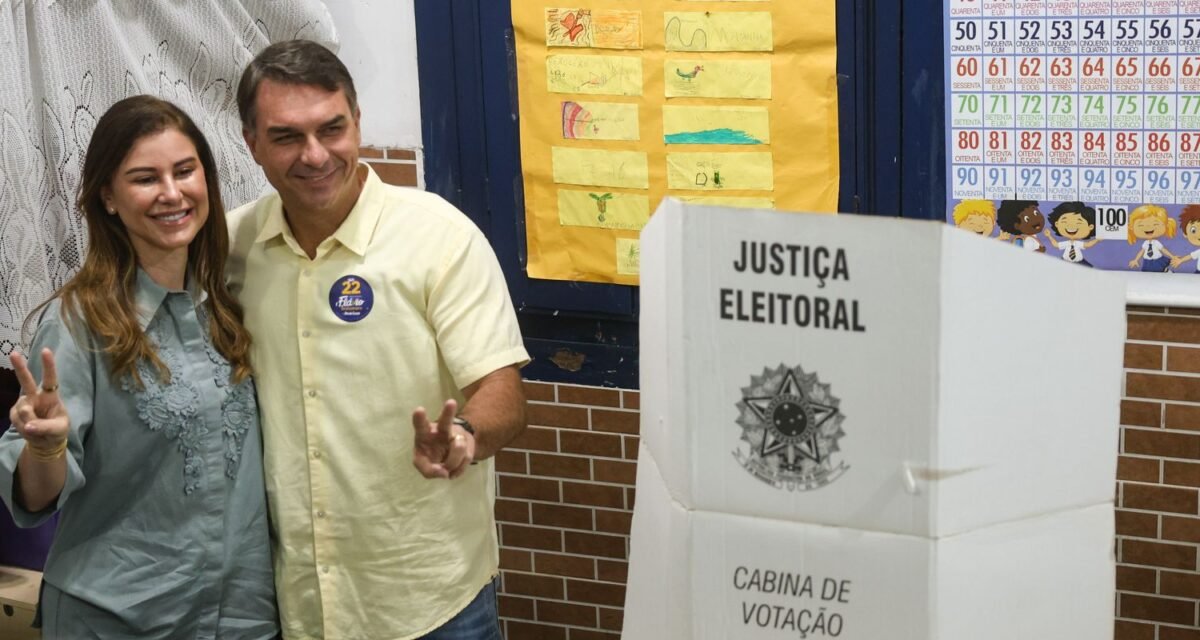 Ao votar no Rio de Janeiro, Flávio diz que representa a mudança