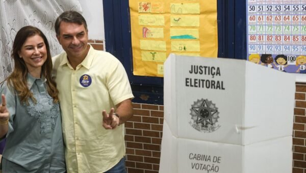 Ao votar no Rio de Janeiro, Flávio diz que representa a mudança
