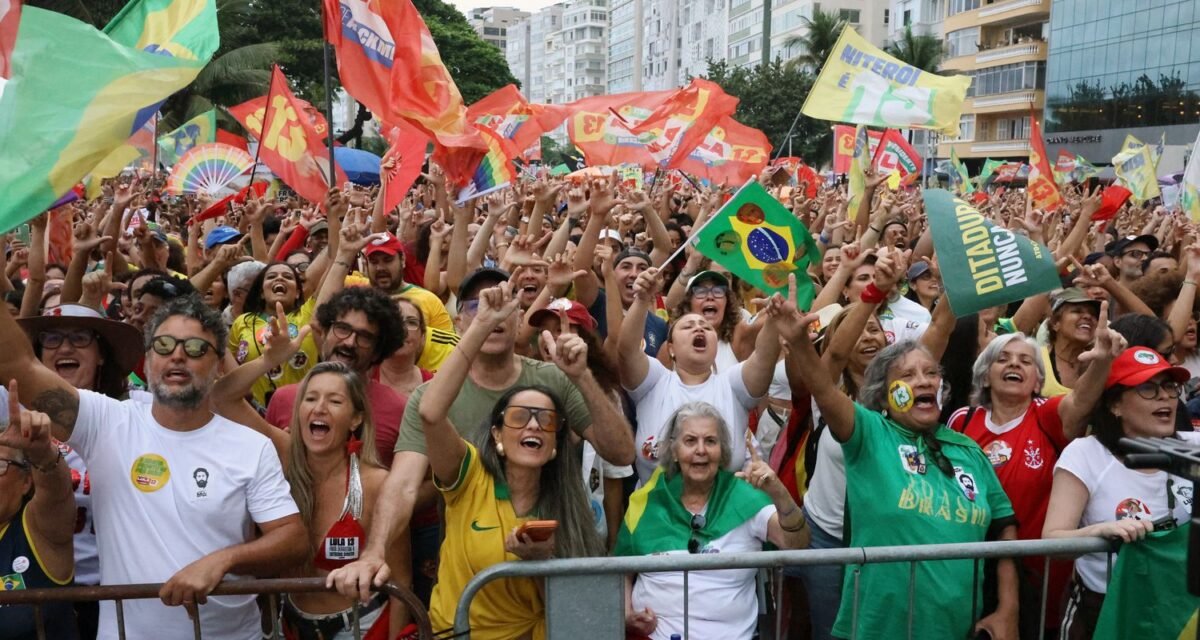 Ato em apoio à democracia e a Lula reúne milhares em Copacabana