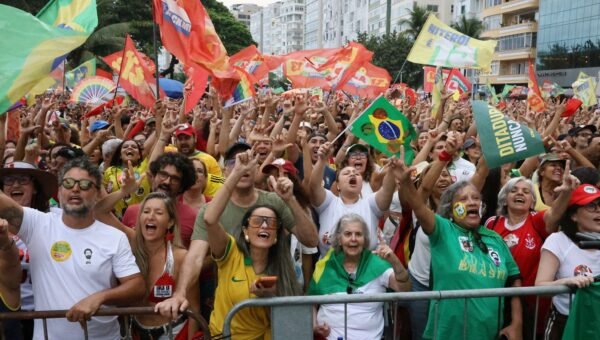 Ato em apoio à democracia e a Lula reúne milhares em Copacabana