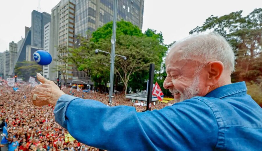 Ato pela reeleição de Lula leva milhares à Avenida Paulista
