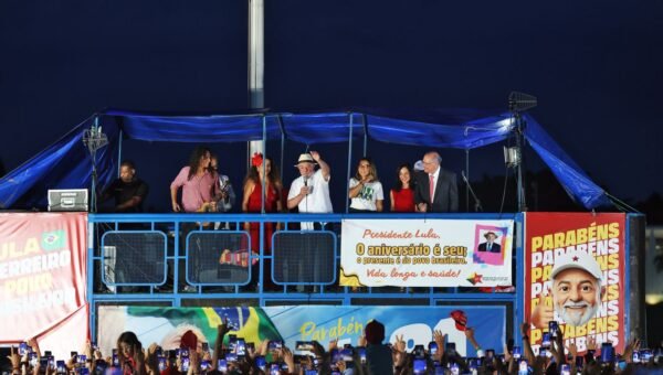 “Ato vergonhoso”, diz Lula sobre fuga de Flávio Bolsonaro