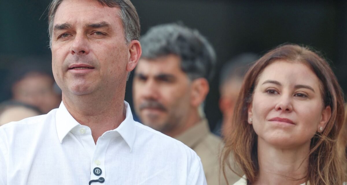 Avião com Flávio Bolsonaro e família segue para Miami