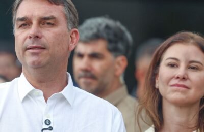 Avião com Flávio Bolsonaro e família segue para Miami