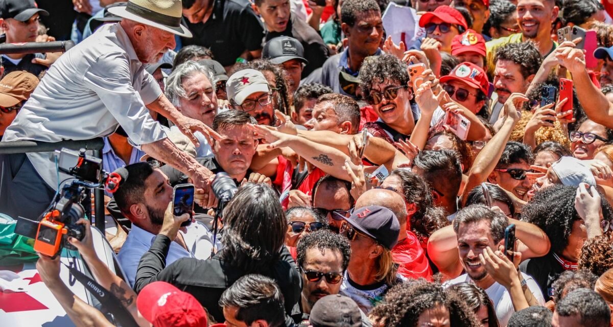 Brasil não será governado por sócios do Banco Master, diz Lula em ato