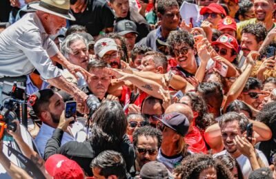 Brasil não será governado por sócios do Banco Master, diz Lula em ato