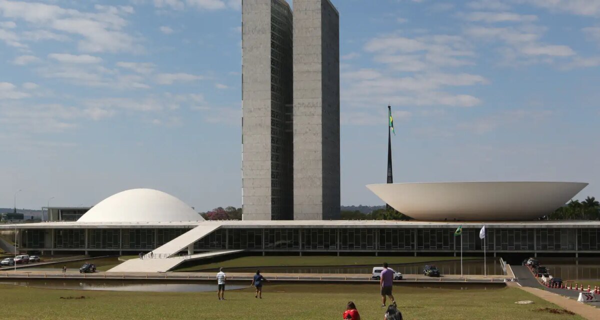 Calendário especial pode acelerar votação da PEC do fim da escala 6x1