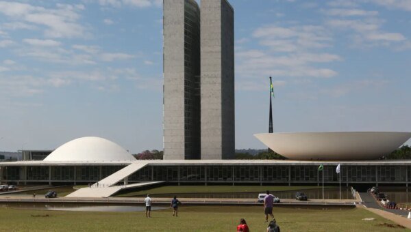 Calendário especial pode acelerar votação da PEC do fim da escala 6x1