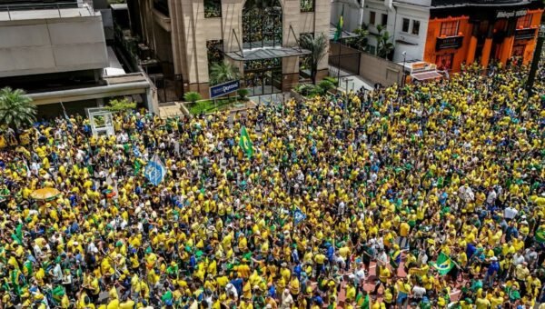 Campanha de Flávio Bolsonaro realiza manifestação na Paulista