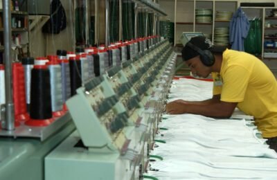 Confiança da indústria sobe em outubro, mas setor segue pessimista