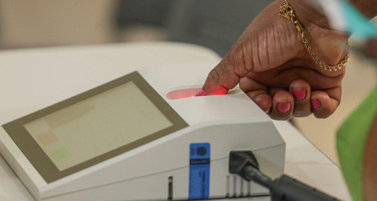 Conheça os governadores eleitos e os senadores mais votados