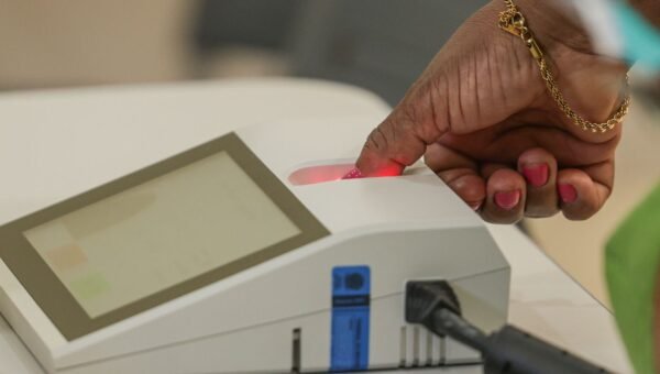 Conheça os governadores eleitos e os senadores mais votados