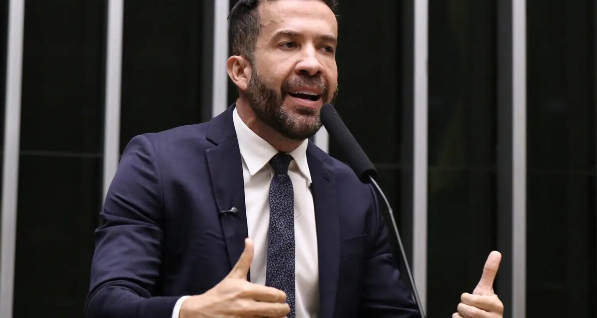 Deputado André Janones é internado com arritmia em São Paulo