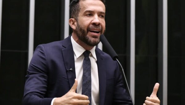 Deputado André Janones é internado com arritmia em São Paulo