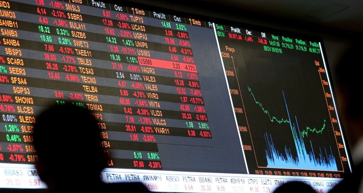 Dólar cai a R$ 5, e bolsa sobe quase 8% após primeiro turno