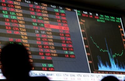 Dólar cai a R$ 5, e bolsa sobe quase 8% após primeiro turno