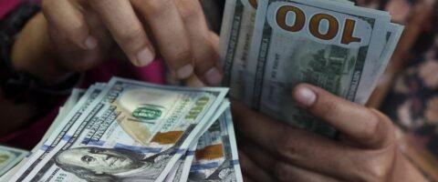 Dólar fecha a R$ 5,44 e registra maior alta semanal desde 2008