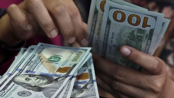 Dólar fecha a R$ 5,44 e registra maior alta semanal desde 2008