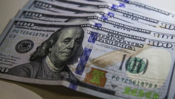 Dólar volta a R$ 5 com ambiente externo e ajuste pós-eleitoral