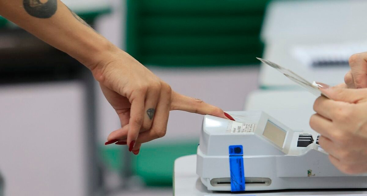 Eleitores vão cedo aos locais de votação no Rio, mesmo com chuva