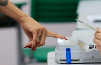 Eleitores vão cedo aos locais de votação no Rio, mesmo com chuva