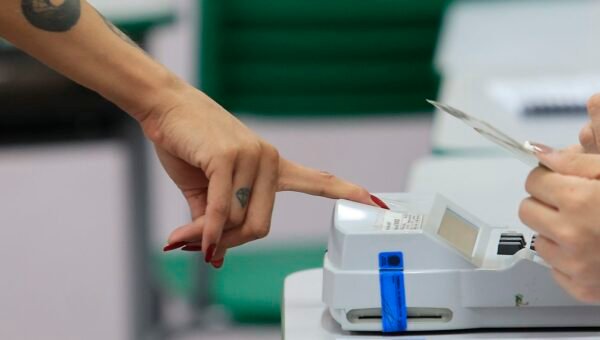 Eleitores vão cedo aos locais de votação no Rio, mesmo com chuva