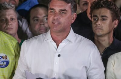 Em carta golpista, Flávio agradece Milei e Trump por apoio para fuga