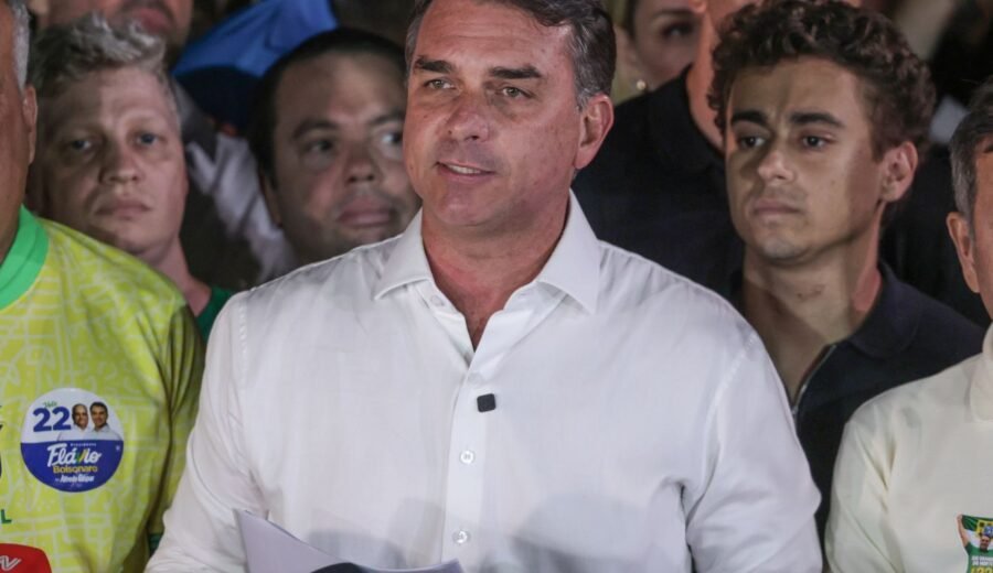 Em carta golpista, Flávio agradece Milei e Trump por apoio para fuga