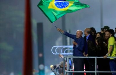 Em festa da vitória, Lula pede que público cante Hino da Independência