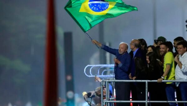 Em festa da vitória, Lula pede que público cante Hino da Independência