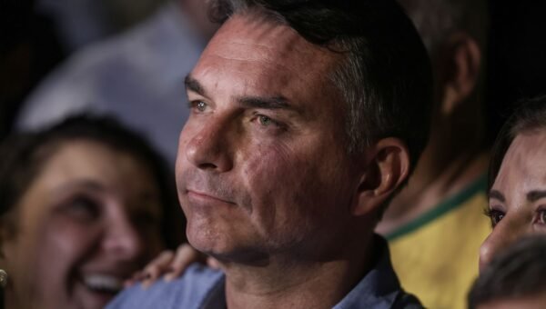 Em sabatina, Flávio não explica propostas e faz acusações sem provas