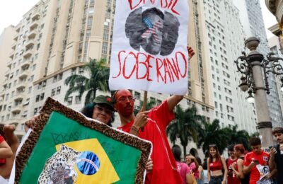 Estudantes fazem ato no Rio de Janeiro em defesa de voto em Lula