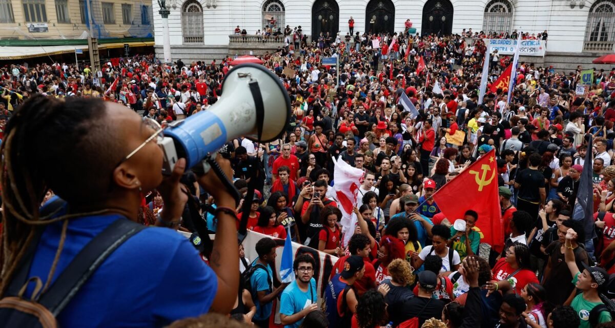 Estudantes fazem atos pelo país em apoio a Lula