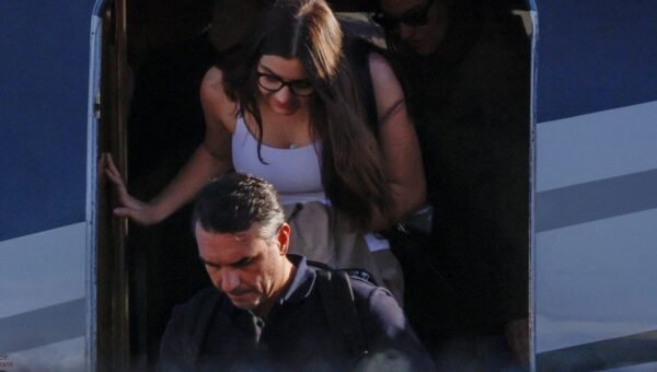 Flávio Bolsonaro chega aos Estados Unidos depois de fugir do Brasil
