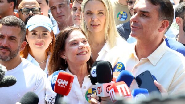 Flávio Bolsonaro diz que vai manter Bolsa Família e Farmácia Popular
