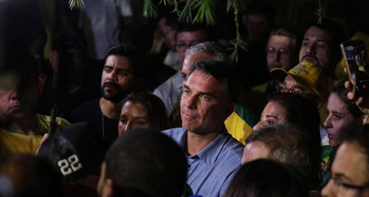Flávio Bolsonaro impõe condições para liberar sigilos