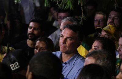Flávio Bolsonaro impõe condições para liberar sigilos