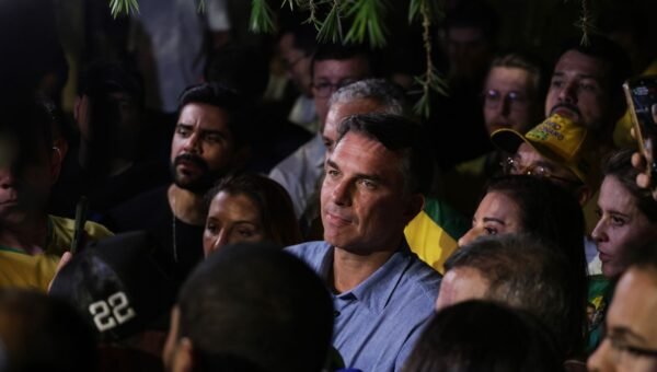 Flávio Bolsonaro impõe condições para liberar sigilos